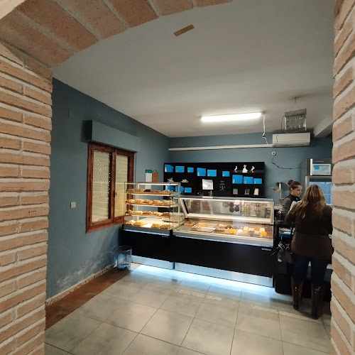 Fotografia tomada fuera de Pastelería Juan Antonio Calvo - Pastelería en Mocejón, Toledo