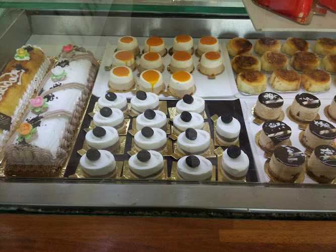 Fotografia tomada fuera de Panadería Pastelería Cafetería CANO - Panadería en Huelma, Jaén
