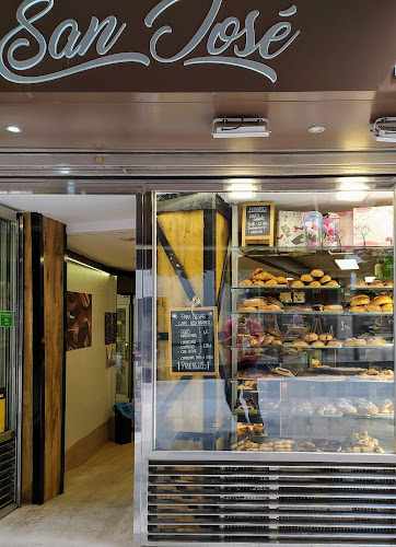 Fotografia tomada fuera de Pastelería Bollería San José - Pastelería en Granada, Granada