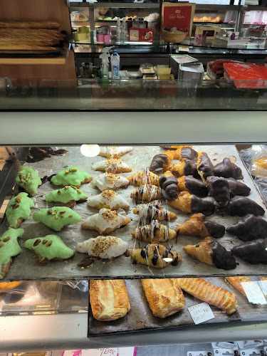 Fotografia tomada fuera de Pasteleria Luque - Pastelería en Madrid, Madrid