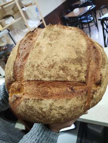 Fotografia tomada fuera de Manos a la Masa Panes y Dulces - Panadería en Tragacete, Cuenca