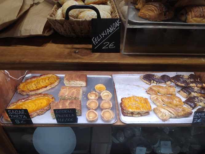 Fotografia tomada fuera de Panarra Okindegia - Panadería en Arrazola, Vizcaya
