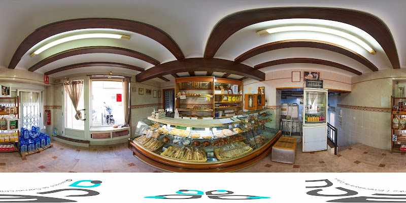 Fotografia tomada fuera de Forn Artesà Camarena - Panadería en Cullera, Valencia