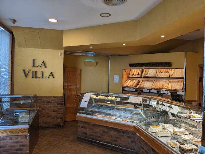 Fotografia tomada fuera de Pastelería La Villa - Pastelería en Coslada, Madrid