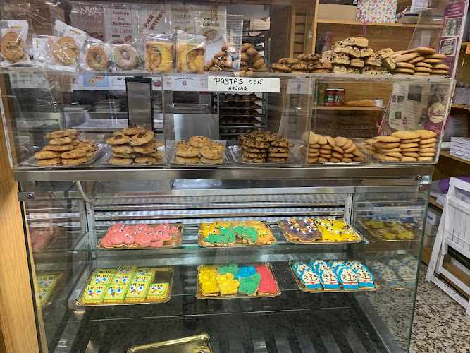 Fotografia tomada fuera de Pasteleria Adeli Croissanteria - Pastelería en San Fernando de Henares, Madrid