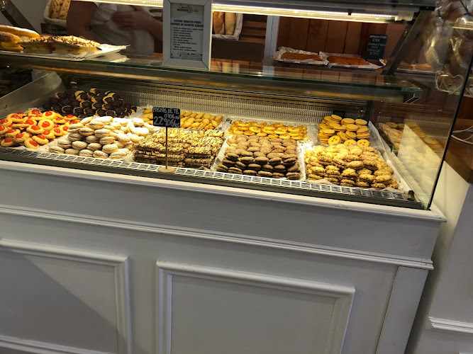 Fotografia tomada fuera de Pastelería Confitería Santa Lucía - Pastelería en Salamanca, Salamanca