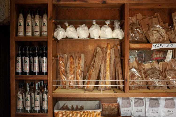 Fotografia tomada fuera de Panadería Agustín - Bakery en Esgos, Orense