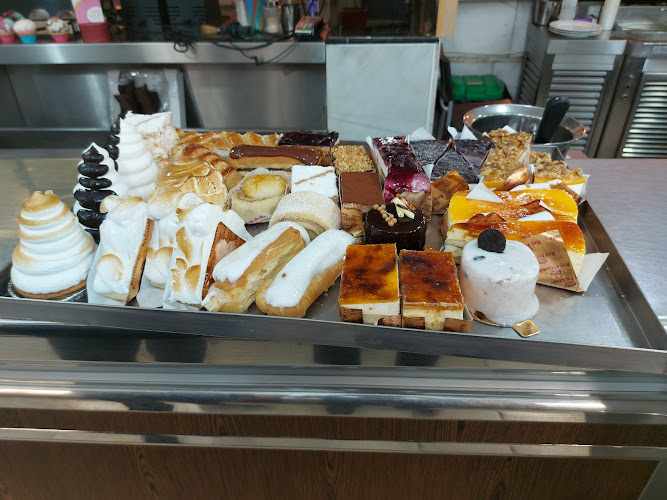 Fotografia tomada fuera de Cafetería Rey Fernando (Piononos, Heladería, pastelería, Cafetería) - Cafetería en Santa Fe, Granada