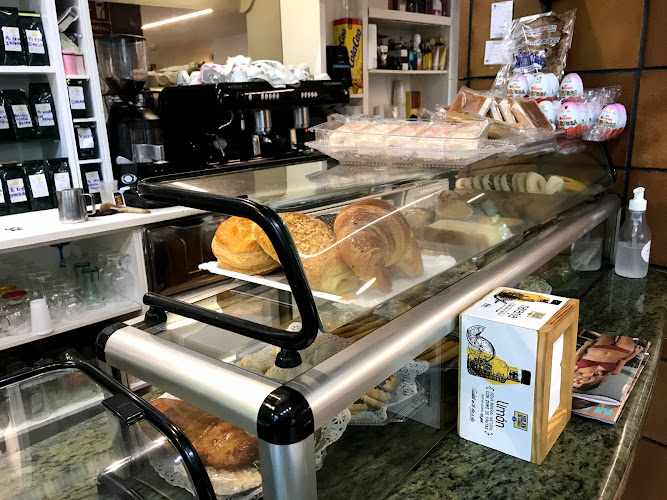 Fotografia tomada fuera de Cafeteria, Panaderia, Heladeria, Comida para llevar , tienda de Zumos Naturales - Cafetería en Pamplona, Navarra
