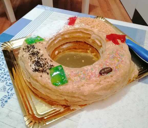 Fotografia tomada fuera de La Crème Alhama - Pastelería en Santa Cruz del Comercio, Granada