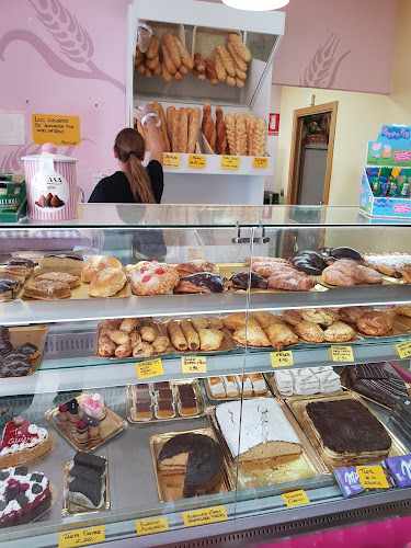 Fotografia tomada fuera de PANES Y CAPRICHOS - Panadería en Almería, Almería
