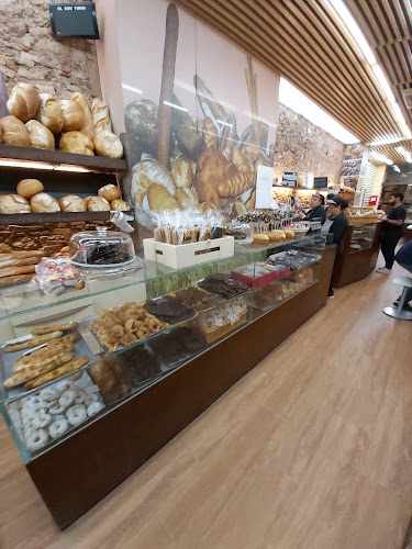 Fotografia tomada fuera de Forn Benet - Panadería en Sabadell, Barcelona