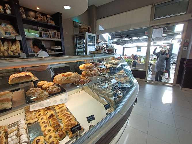 Fotografia tomada fuera de Pastelería Atuel - Cerro del Espino - Panadería en Majadahonda, Madrid