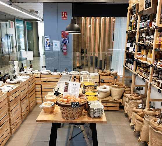 Fotografia tomada fuera de El Rebost de La Pastissera / La Pastissera - Tienda de alimentos naturales en Sitges, Barcelona