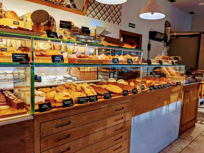 Fotografia tomada fuera de Panadería Peter & Pan - Panadería en Cartes, Cantabria