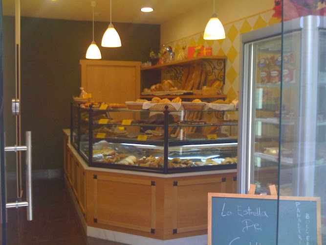 Fotografia tomada fuera de Panadería La Estrella De Castilla - Llanes - Panadería en Llanes, Asturias