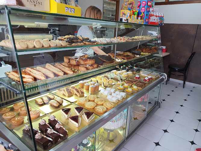 Fotografia tomada fuera de confiteria rodriguez - Pastelería en Llanes, Asturias