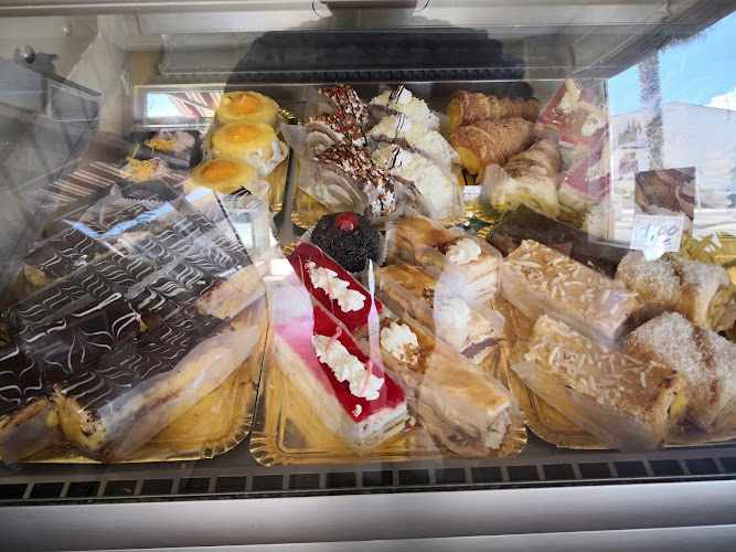 Fotografia tomada fuera de Panaderia pasteleria Virgen del Carmen. Elaboracien propria - Panadería en Caleta de Vélez, Málaga