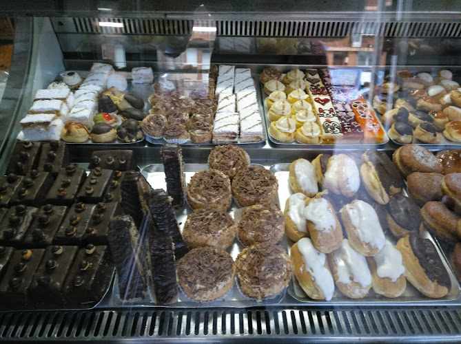 Fotografia tomada fuera de Pastelería Francesa Obrador - Frente a Hospital Sta Clotilde - Panadería en Santander, Cantabria