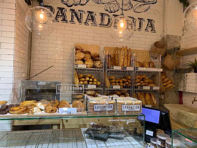 Fotografia tomada fuera de Panadería Lasunción - Panadería en Torrelavega, Cantabria