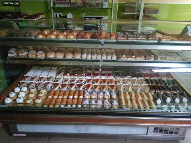 Fotografia tomada fuera de Confitería la Golondrina - Pastelería en Cacabelos, León