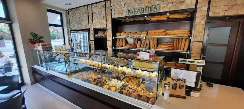 Fotografia tomada fuera de Pastelería Horno Desumvila Benaiges - Forn de pa en L'Hospitalet de l'Infant, Tarragona