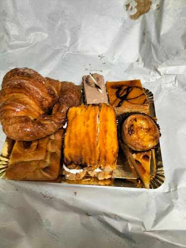 Fotografia tomada fuera de Doña Tina Panadería Confitería - Panadería en Lugones, Asturias