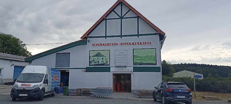 Fotografia tomada fuera de Dendaberri - Supermercado en Burguete, Navarra