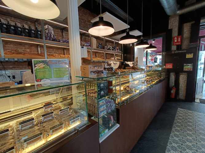 Fotografia tomada fuera de Viena Capellanes - Cafetería en Madrid, Madrid