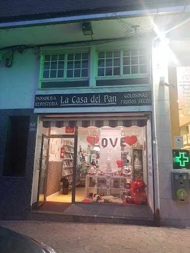Fotografia tomada fuera de La Casa del pan y más - Tienda de golosinas en Los Corrales de Buelna, Cantabria