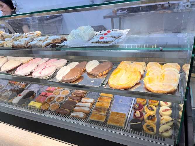 Fotografia tomada fuera de De La Puebla a Triana - Pastelería en Sevilla, Sevilla