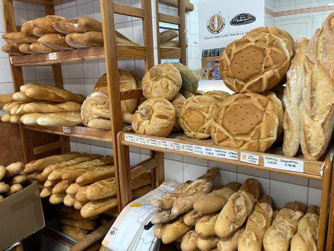 Fotografia tomada fuera de Alimentación Los Castillos - Tienda de alimentación en Segovia, Segovia