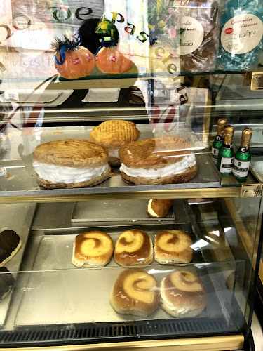 Fotografia tomada fuera de Pastelería Antón - Pastelería en Dueñas, Palencia