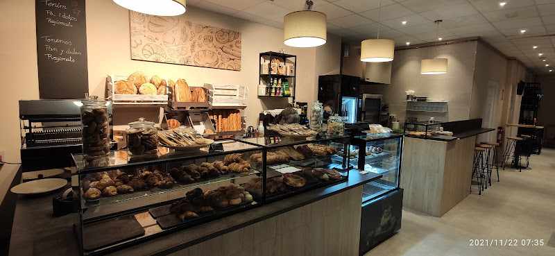 Fotografia tomada fuera de 78 FORN PASTISSERIA - POLLOS A L'AST - Forn de pa en Bigues i Riells, Barcelona