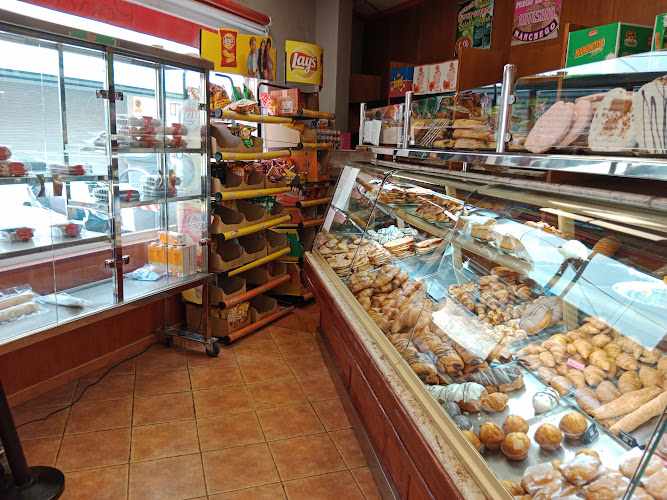 Fotografia tomada fuera de panadería Cristina - Panadería en Albacete, Albacete