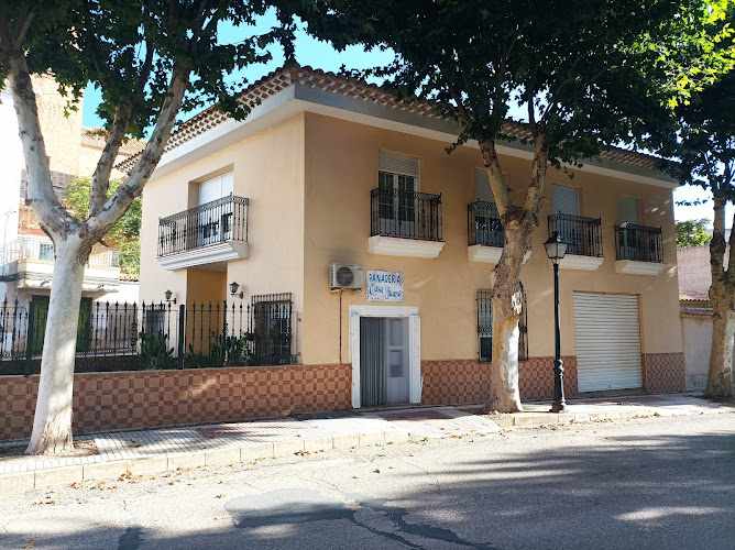 Fotografia tomada fuera de PANADERÍA Casa Juana. - Panadería en Lezuza, Albacete