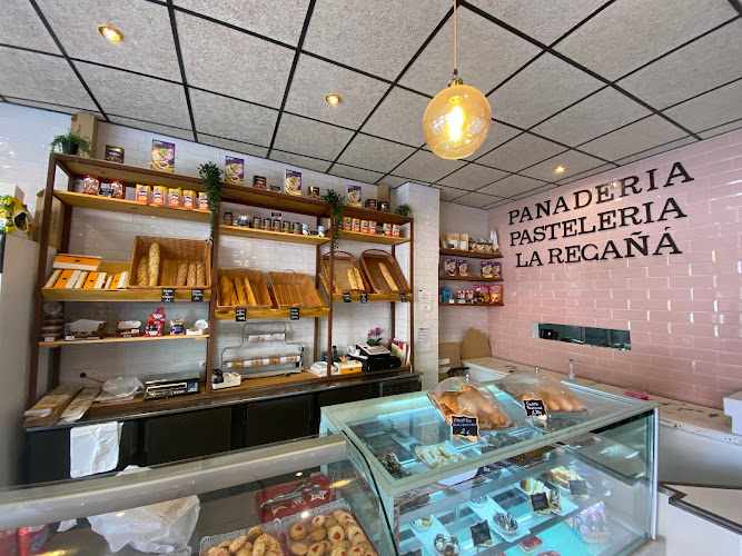 Fotografia tomada fuera de Panadería, Pastelería y Obrador La Regañá - Panadería en Madrid, Madrid