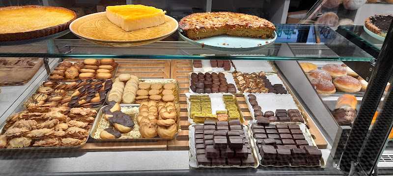 Fotografia tomada fuera de Pastelería Aizpurua - cafeterías en Zarautz, Guipúzcoa