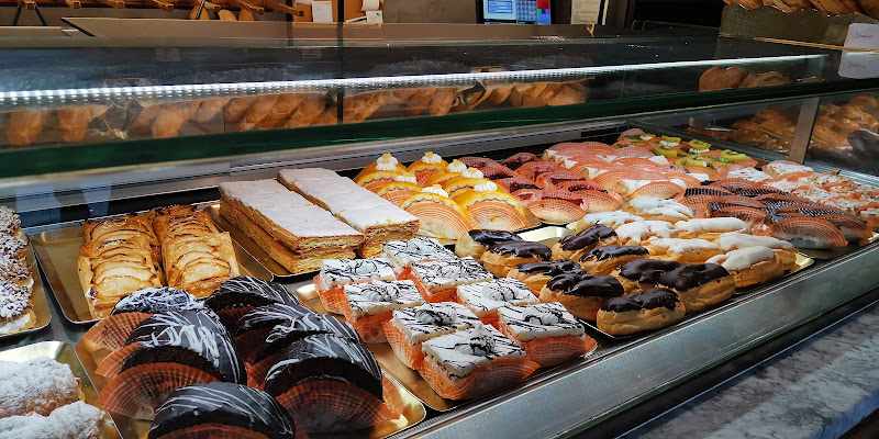 Fotografia tomada fuera de Pastelería Cideres - Pastelería en Las Arenas, Asturias