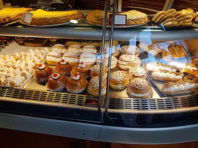 Fotografia tomada fuera de Pastelería Pinilla - Pastelería en Parla, Madrid