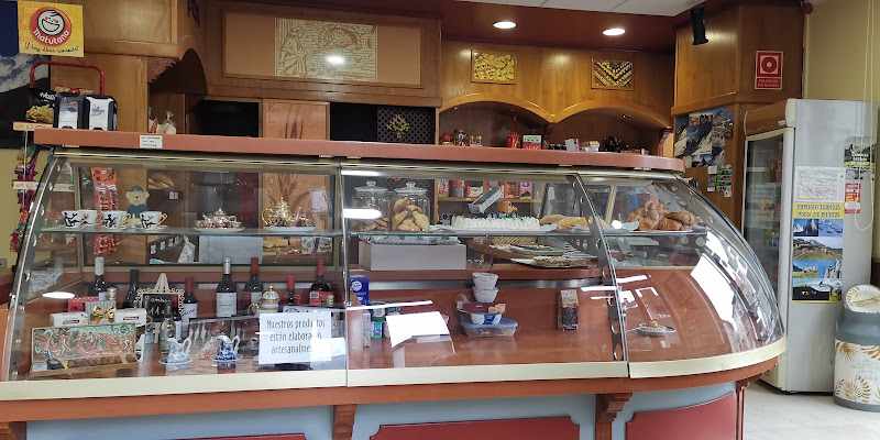 Fotografia tomada fuera de Panadería Confitería El Desquite - Panadería en Las Arenas, Asturias