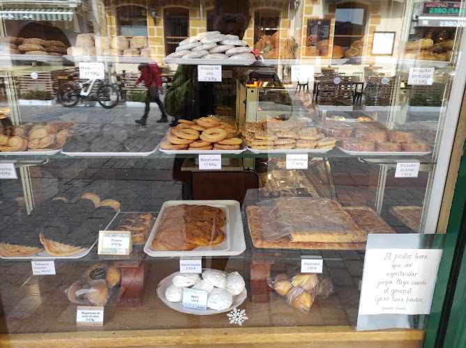 Fotografia tomada fuera de Pastelería los Álamos (La Casa de los Piononos) - Pastelería en Miraflores de la Sierra, Madrid