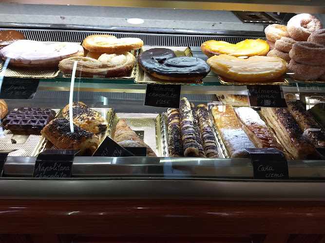 Fotografia tomada fuera de Panadería Del Rosal - Panadería en Almería, Almería