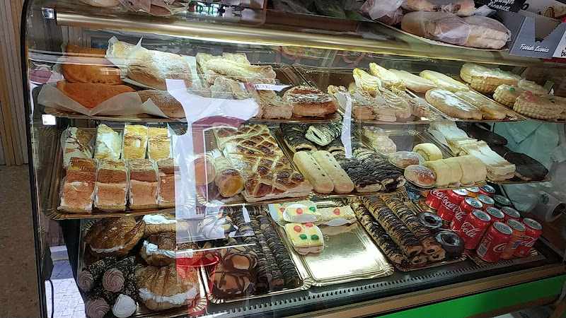 Fotografia tomada fuera de Confiteria obrador calle lora del rio - Pastelería en Fuentes de Andalucía, Sevilla