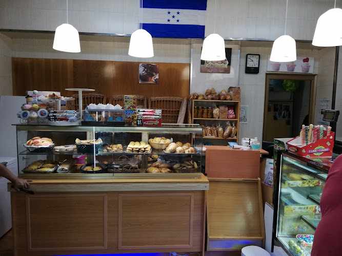 Fotografia tomada fuera de Pasteleria j&s 5 estrellas - Pastisseria en Barcelona, Barcelona