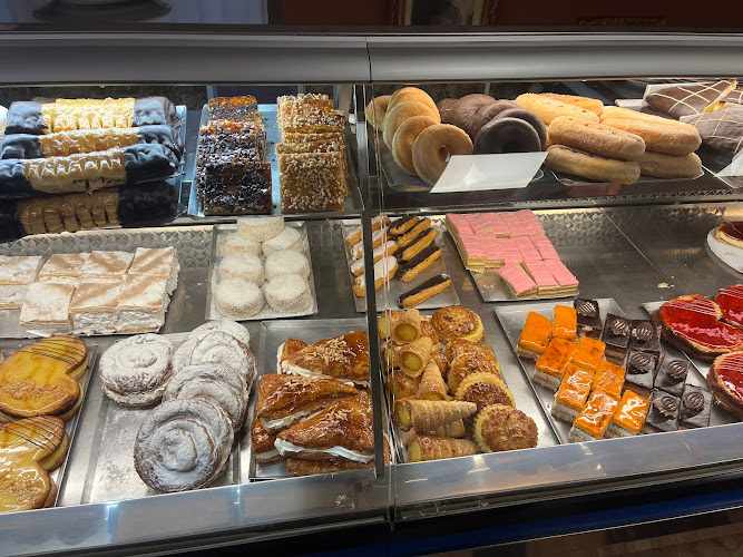 Fotografia tomada fuera de Pastelería Horno Maruchi - Pastelería en San José de la Rinconada, Sevilla