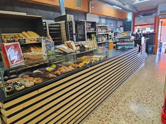 Fotografia tomada fuera de Tiendas + Horas - Tienda de alimentación en Gran Alacant, Alicante