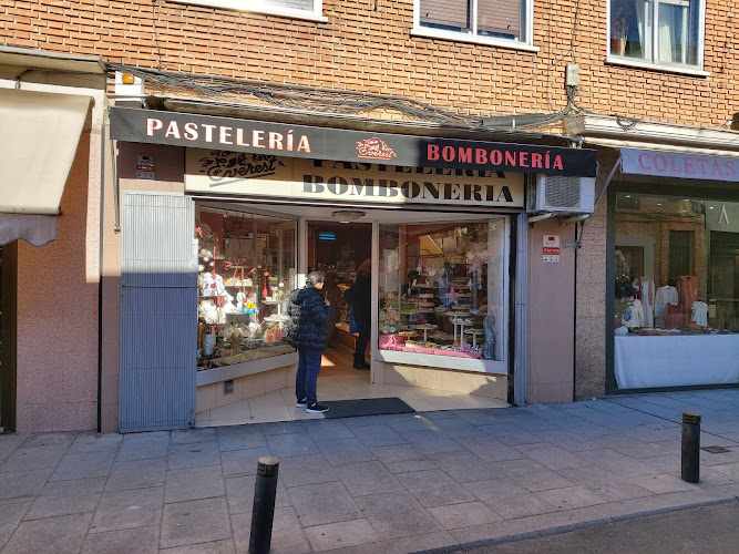 Fotografia tomada fuera de Pasteleria Everest - Pastelería en Madrid, Madrid