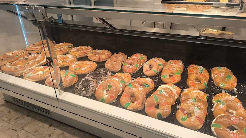 Fotografia tomada fuera de Casa Kiki Cártama - Panadería en Estación de Cártama, Málaga