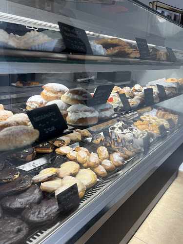 Fotografia tomada fuera de Pastelería NªSª Del Rosario - Pastelería en Las Pajanosas, Sevilla